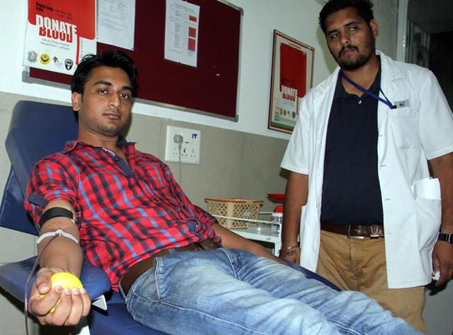 Punjab’s facilities to handle, store and use blood are in a deep mess, in utter disrespect to ordinary people, who voluntarily donate nearly 97% of the state’s total collection in blood banks to save lives.(HT Photo) Punjab’s facilities to handle, store and use blood are in a deep mess, in utter disrespect to ordinary people, who voluntarily donate nearly 97% of the state’s total collection in blood banks to save lives.(HT Photo)