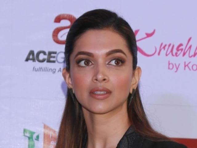 Deepika Padukone Will Miss Srk On Bajirao Mastani Release Hindustan Times