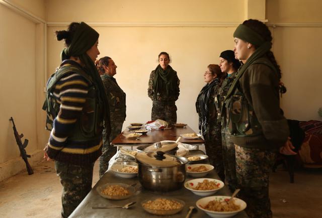 Syriac Christian women have lunch at their camp in the town of al-Qahtaniyah in Syriac. (AFP Photo)