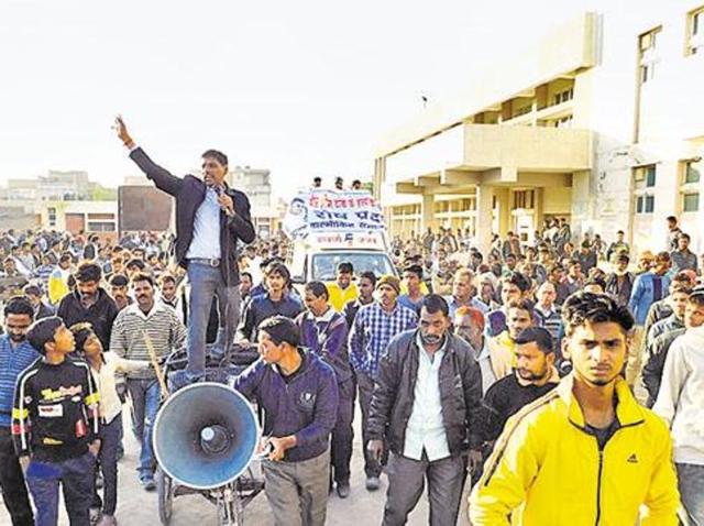 The tense town of Abohar in Punjab limped back to normality after three days of disquiet triggered by the brutal murder of a man at liqour baron and Shiromani Akali Dal leader Shiv Lal Doda’s farmhouse. (HT Photo) The tense town of Abohar in Punjab limped back to normality after three days of disquiet triggered by the brutal murder of a man at liqour baron and Shiromani Akali Dal leader Shiv Lal Doda’s farmhouse. (HT Photo)