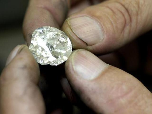 The accused were booked for allegedly duping an SAS Nagar-based businessman of Rs 19 crore on the pretext of providing diamond from Belgium at 25% less price as compared to the market rate. (HT Photo) The accused were booked for allegedly duping an SAS Nagar-based businessman of Rs 19 crore on the pretext of providing diamond from Belgium at 25% less price as compared to the market rate. (HT Photo)