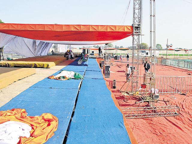 SSP Swapan Sharma shies away from the camera while making preperations for the Congress rally to be held in Bathinda on Tuesday.(Sanjeev Kumar/HT Photo)