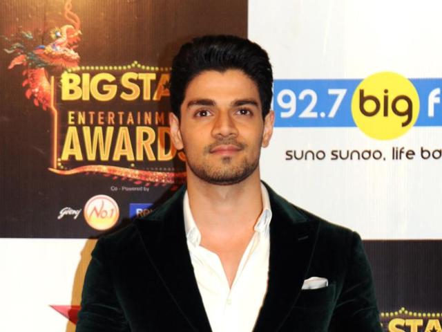 Bollywood actor Sooraj Pancholi poses for photographers at the BIG Star Entertainment Awards 2015 ceremony in Mumbai. (AFP) Bollywood actor Sooraj Pancholi poses for photographers at the BIG Star Entertainment Awards 2015 ceremony in Mumbai. (AFP)