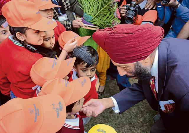 Olympian Milkha Singh interacts with children at Indore Press Club on Sunday. (Shankar Mourya/HT photo) Olympian Milkha Singh interacts with children at Indore Press Club on Sunday. (Shankar Mourya/HT photo)