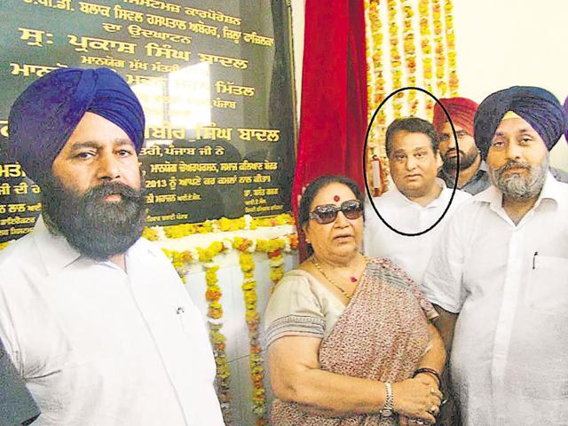 Shiv Lal Doda (in circle) with Punjab deputy chief minister Sukhbir Singh Badal.(HT Photo)