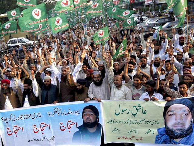 A file photograph shows Pakistani Punjab governor Salman Taseer (R) looking on as a Christian woman Asia Bibi (C) places a thumb impression on her appeal papers against a death sentence after being found guilty of insulting Prophet Mohammed. (AFP File Photo) A file photograph shows Pakistani Punjab governor Salman Taseer (R) looking on as a Christian woman Asia Bibi (C) places a thumb impression on her appeal papers against a death sentence after being found guilty of insulting Prophet Mohammed. (AFP File Photo)