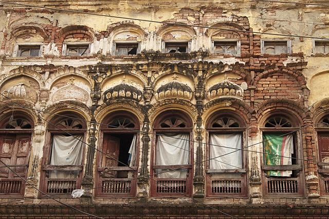 Palanquin style windows in a dilapidated building of Rawalpindi point towards their once Sikh ownership. (HT Photo) Palanquin style windows in a dilapidated building of Rawalpindi point towards their once Sikh ownership. (HT Photo)