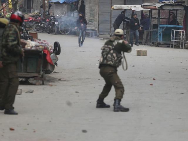 Kashmiri protesters throw stones at the police during a protest in Maisuma area of Srinagar.(Waseem Andrabi/HT Photo)