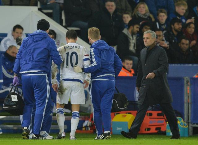 Chelsea's manager Jose Mourinho walks over to speak to Chelsea's midfielder Eden Hazard as he is helped off the pitch during the English Premier League football match between Leicester City and Chelsea at the King Power Stadium in Leicester on December 14, 2015. (AFP Photo)