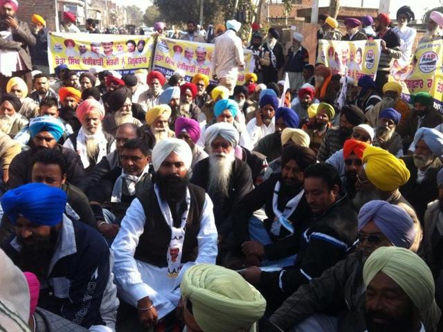 The Aam Aadmi Party workers, Amritsar, led by zone in-charge Gurinder Singh Bajwa staged a dharna outside the office of the deputy commissioner, demanding immediate arrest of Punjab agriculture minister Tota Singh.(HT Photo)