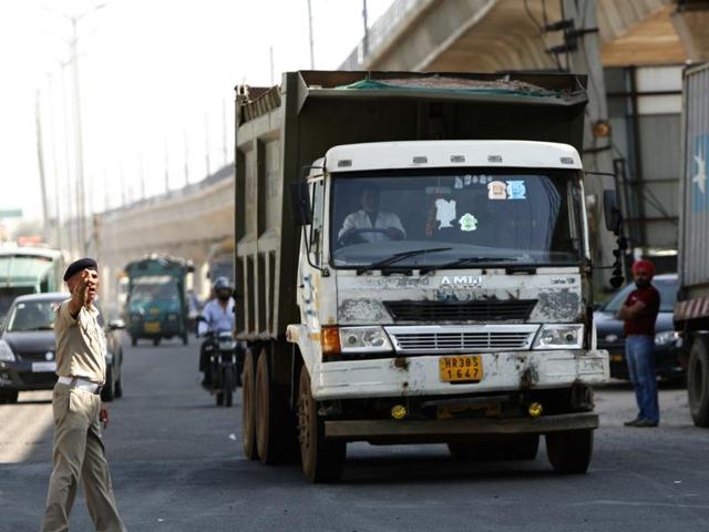Delhi traffic police officers at the Badarpur border after the National Green Tribunal asked for banning of all diesel vehicles over ten years old from plying in Delhi-NCR. (Arun Sharma/HT Photo) Delhi traffic police officers at the Badarpur border after the National Green Tribunal asked for banning of all diesel vehicles over ten years old from plying in Delhi-NCR. (Arun Sharma/HT Photo)
