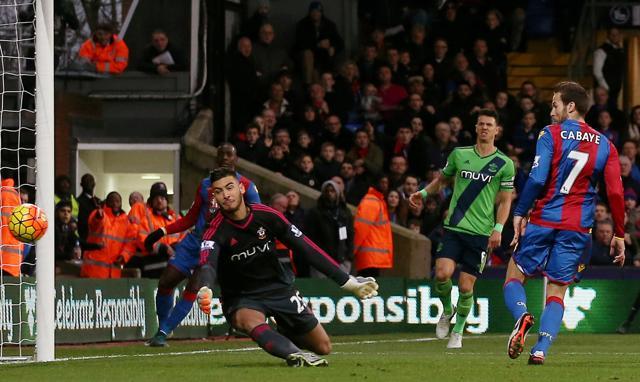 Crystal Palace's Yohan Cabaye, right, puts the ball past Southampton goalkeeper Paulo Gazzaniga to score his side's first goal during their English Premier League match at Selhurst Park on December 12, 2015. (AP Photo) Crystal Palace's Yohan Cabaye, right, puts the ball past Southampton goalkeeper Paulo Gazzaniga to score his side's first goal during their English Premier League match at Selhurst Park on December 12, 2015. (AP Photo)