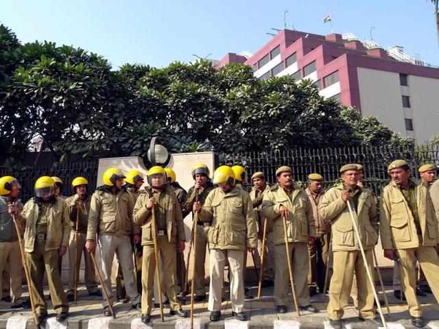 Heavy police force at Delhi Secretariat during a CBI raid in New Delhi on Tuesday.(PTI)