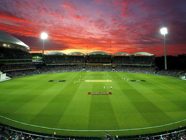 New Zealand's Tim Southee bowls as the sun sets during the first day of the third cricket test match against Australia at the Adelaide Oval on November 27, 2015.(Reuters Photo)