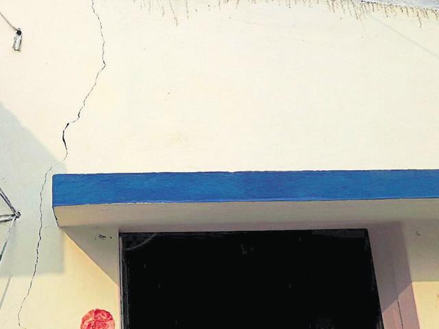 A building in Deoghar developed a crack due to an earthquake on Tuesday.(HT Photo)
