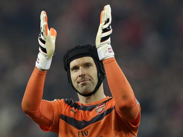 Arsenal’s Petr Cech watches the ball during the English Premier League match between Aston Villa and Arsenal at Villa Park on December 13, 2015. (AP Photo) Arsenal’s Petr Cech watches the ball during the English Premier League match between Aston Villa and Arsenal at Villa Park on December 13, 2015. (AP Photo)