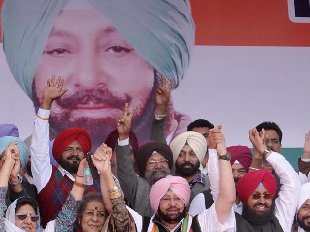 Punjab Congress president Capt Amarinder Singh and other leaders during the Badlav rally at Bathinda on Tuesday.(HT Photo)