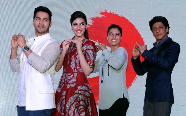 (L-R) Varun Dhawan, Kriti Sanon, Kajol Devgn and Shah Rukh Khan perform during the music celebration of the upcoming Hindi film 'Dilwale' directed by Rohit Shetty in Mumbai on December 14, 2015. (AFP)