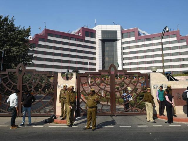 Police stand guard outside the Delhi Secretariat in New Delhi on December 15, 2015.  Delhi CM Arvind Kejriwal accused the CBI of raiding his office, a charge that the investigative agency has denied./ (AFP)