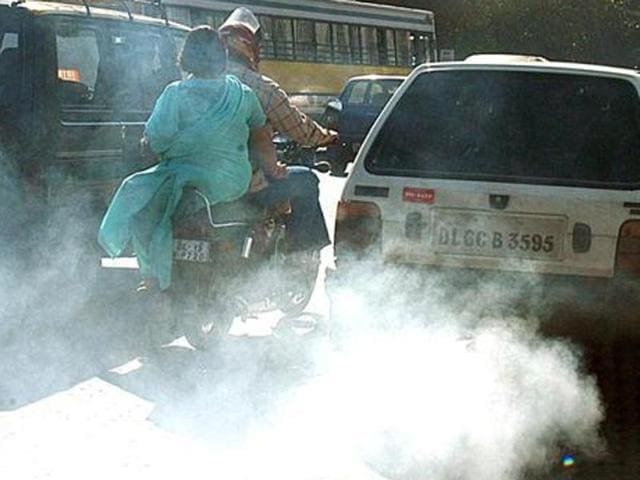 File photo of a Delhi road. Hearing a petition by car dealers on the ban on diesel cars on Tuesday, December 15, 2015, the NGT sought replies of the Centre and Delhi government.(Hindustan Times)