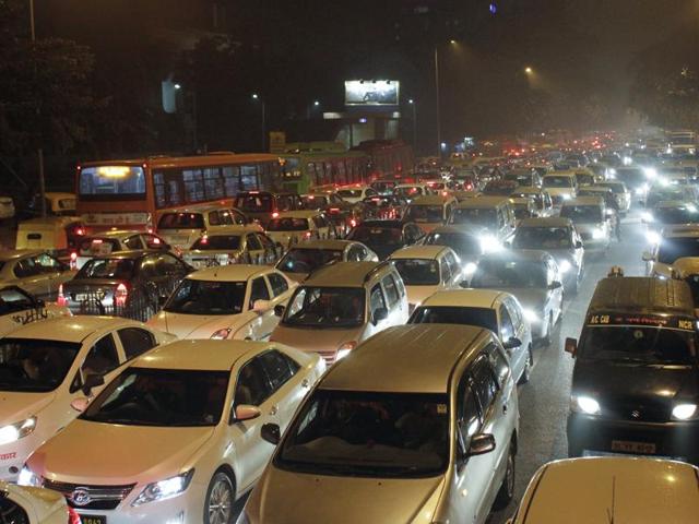 File photo of roads in Delhi choked with smog.The NGT has agreed to hear a plea seeking modification of its order which said that diesel-run vehicles will not be registered in Delhi in the wake of alarming pollution levels in the city.(HT Photo)