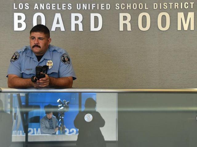 A security guard stands at the administrative offices of the Los Angeles Unified School District where schools superintendent Ramon Cortines, Mayor Eric Garcetti and police chief Charlie Beck addressed the media in Los Angeles, California on December 15, 2015. (AFP Photo) A security guard stands at the administrative offices of the Los Angeles Unified School District where schools superintendent Ramon Cortines, Mayor Eric Garcetti and police chief Charlie Beck addressed the media in Los Angeles, California on December 15, 2015. (AFP Photo)