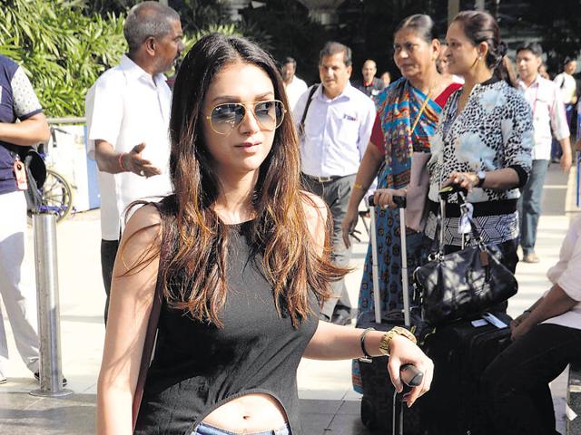 Aditi Rao Hydari spotted at Mumbai airport. (photos: yogen shah/HT) 
