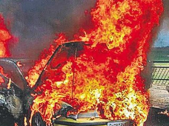 As many as five people were killed and two were injured after when the multi-utility van they were travelling in caught fire after falling into a 400 feet deep gorge at Jokhunala near Kullu town on Wednesday.(HT Photo)