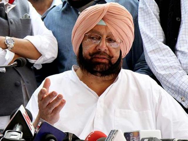 Punjab Congress president Captain Amarinder Singh on Tuesday set the stage for an all-out battle in the 2017 assembly polls by making populist promises and serving a stern warning to the Badals, with all top party leaders in tow.(HT Photo) Punjab Congress president Captain Amarinder Singh on Tuesday set the stage for an all-out battle in the 2017 assembly polls by making populist promises and serving a stern warning to the Badals, with all top party leaders in tow.(HT Photo)