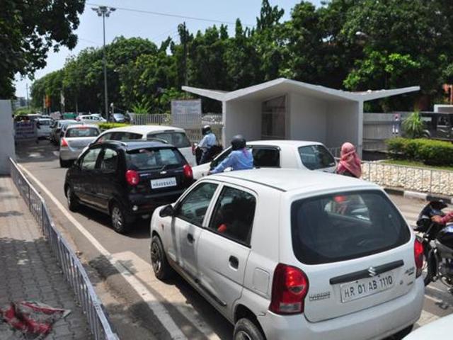 The traffic wing of UT Police claimed to have sent various proposals to the engineering department. These include construction of underpasses, special footpaths for pedestrians’ safety and holding special nakas to penalise offenders.(HT Photo)