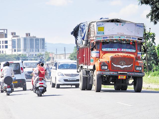 The Union ministry report says that the central government has approved a national road safety policy which addresses highway problems through a number of steps.(HT file photo)