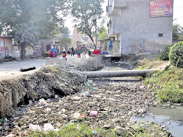 The city has nearly 407 big and small drains and the corporation spends nearly Rs. 1.25 crore per year on cleaning them. (Sakib Ali/HT Photo) The city has nearly 407 big and small drains and the corporation spends nearly Rs. 1.25 crore per year on cleaning them. (Sakib Ali/HT Photo)