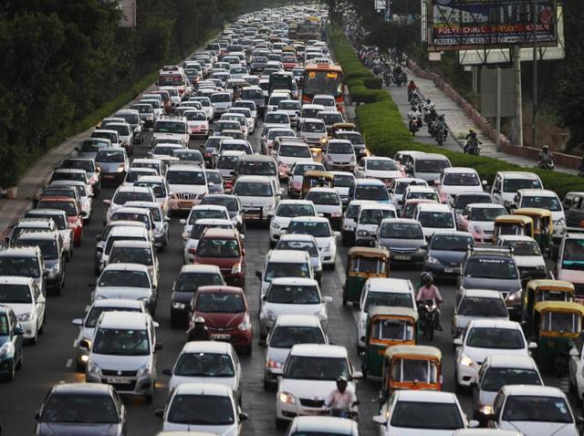 The Supreme Court banned the registration of new diesel luxury cars and SUVs with an engine capacity of over 2000 cc until March 31 in a bid to clean up Delhi’s filthy air.(AP Photo)