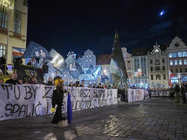 Supporters of the National-Radical Camp (ONR) and the All-Polish Youth demonstrate against the refugees in Wroclaw, Poland.(Reuters Photo) Supporters of the National-Radical Camp (ONR) and the All-Polish Youth demonstrate against the refugees in Wroclaw, Poland.(Reuters Photo)
