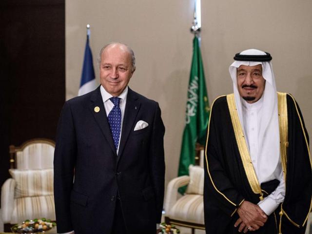 French Foreign Minister Laurent Fabius (L) meets Saudi King Salman bin Abdulaziz Al Saud during the G20 Summit in Antalya on November 16, 2015. AFP PHOTO (AFP) French Foreign Minister Laurent Fabius (L) meets Saudi King Salman bin Abdulaziz Al Saud during the G20 Summit in Antalya on November 16, 2015. AFP PHOTO (AFP)
