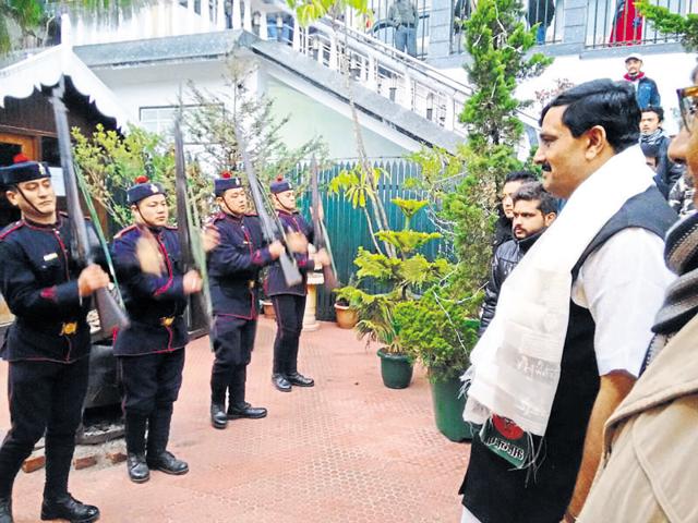 Police offers armed salute to Rahul Sinha.(Avijit Ghosal/HT photo)