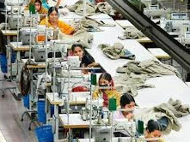 Thousands of woollen and other winter garment manufacturing units in Ludhiana are running into huge losses. They have reduced their production.(HT Photo) Thousands of woollen and other winter garment manufacturing units in Ludhiana are running into huge losses. They have reduced their production.(HT Photo)