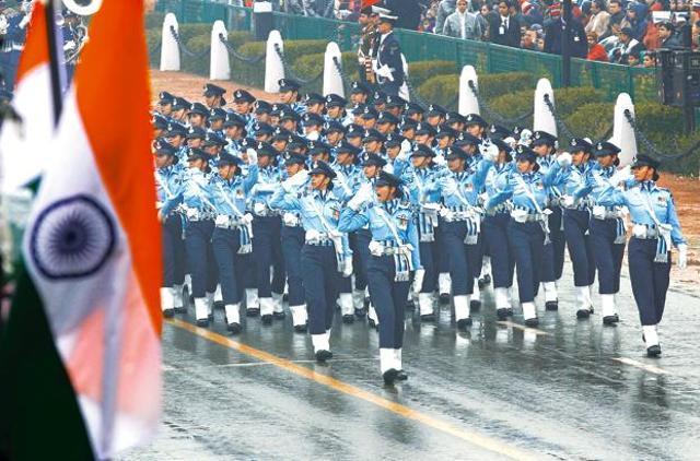 An all-woman Indian Air Force contingent marching down Rajpath. (Ajay Aggarwal/Hindustan Times)