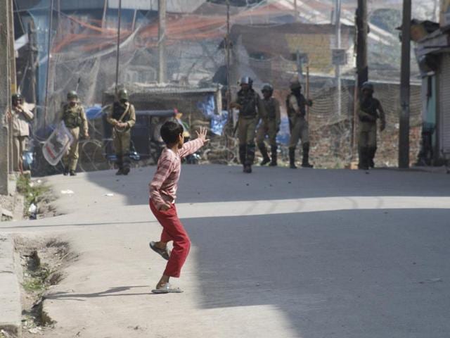 File photo of Kashmiri kid throwing stones at Indian paramilitary forces during a protest, in Srinagar.(Burhaan Kinu/HT Photo) File photo of Kashmiri kid throwing stones at Indian paramilitary forces during a protest, in Srinagar.(Burhaan Kinu/HT Photo)