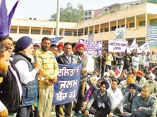BSP state president Avtar Singh Karimpuri addressing a rally.(Harpreet Kaur/HT Photo) BSP state president Avtar Singh Karimpuri addressing a rally.(Harpreet Kaur/HT Photo)