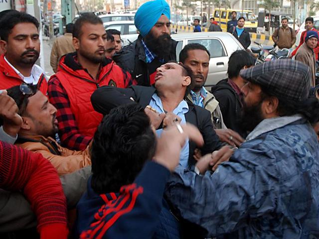 Saini, who had filed a complaint of fraud against immigration firm Royal Education Consultants, had come to Bedi Paradise complex near the bus stand with 50 other people, after a tip-off that the accused firm’s employee, Savira Kaur, who was evading arrested, was camping at Orbit Overseas, another immigration firm. (HT Photo) Saini, who had filed a complaint of fraud against immigration firm Royal Education Consultants, had come to Bedi Paradise complex near the bus stand with 50 other people, after a tip-off that the accused firm’s employee, Savira Kaur, who was evading arrested, was camping at Orbit Overseas, another immigration firm. (HT Photo)