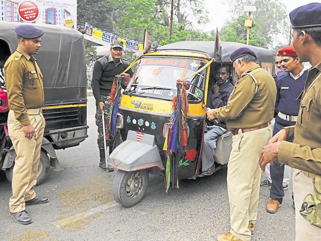 Traffic police personnel checking road permits of diesel-run auto-rickshaws near chief minister’s residence in Ranchi on Thursday.(Parwaz Khan/HT photo) Traffic police personnel checking road permits of diesel-run auto-rickshaws near chief minister’s residence in Ranchi on Thursday.(Parwaz Khan/HT photo)