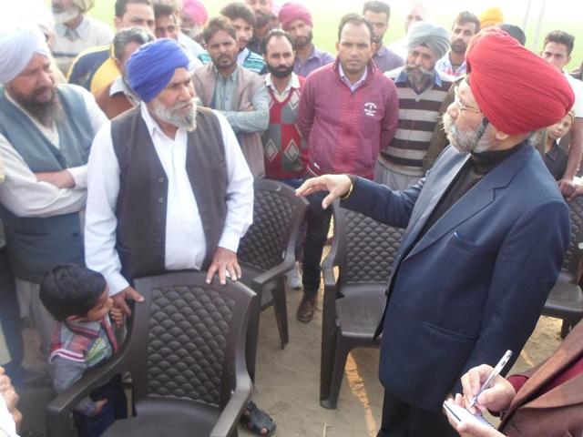Justice Zora Singh talking to Faridkot villagers near Behbal kalan on Thursday.(HT Photo) Justice Zora Singh talking to Faridkot villagers near Behbal kalan on Thursday.(HT Photo)