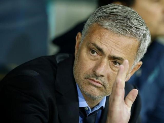 Chelsea manager Jose Mourinho gestures to Porto fans as they chant his name.(Reuters Photo)