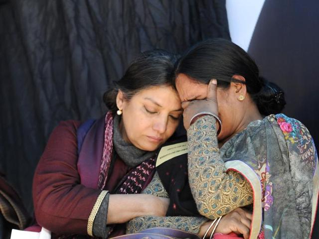 Actress Shabana Azmi consoles the victim's mother during an event at Jantar Mantar. (Saumya Khandelwal/HT Photo)