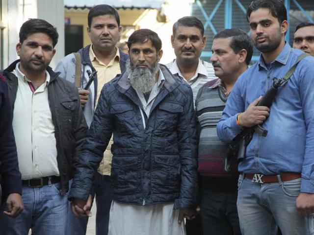 Mohammad Asif, a suspected member of the al Qaeda, was arrested by the Delhi Police Special Cell. Authorities arrested 40-year-old Jafar Masood in UP for links with Asif. (HT Photo) Mohammad Asif, a suspected member of the al Qaeda, was arrested by the Delhi Police Special Cell. Authorities arrested 40-year-old Jafar Masood in UP for links with Asif. (HT Photo)