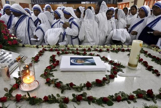 Catholic nuns from the Missionaries of Charity, the global order of nuns founded by Mother Teresa, pray at Teresa's tomb on her death anniversary in Kolkata, India, September 5, 2015. (Reuters Photo) Catholic nuns from the Missionaries of Charity, the global order of nuns founded by Mother Teresa, pray at Teresa's tomb on her death anniversary in Kolkata, India, September 5, 2015. (Reuters Photo)