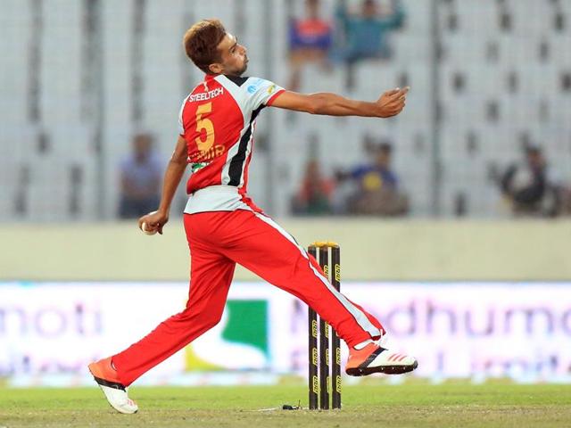 Chittagong Vikings cricketer Mohammad Amir takes a ball during the Bangladesh Premier League (BPL) Twenty20 cricket match between Chittagong Vikings and Rangpur Riders at the Sher-e-Bangla cricket stadium in Dhaka. (AFP Photo) Chittagong Vikings cricketer Mohammad Amir takes a ball during the Bangladesh Premier League (BPL) Twenty20 cricket match between Chittagong Vikings and Rangpur Riders at the Sher-e-Bangla cricket stadium in Dhaka. (AFP Photo)