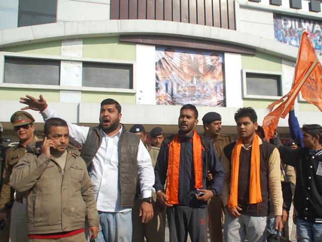 Volunteers of Yuva Sena protesting against Shah Rukh Khan’s film Dilwale in Dehradun, India, on Friday, Dec 18, 2015., (HT Photo)