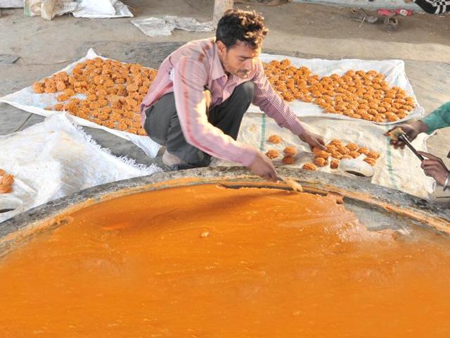 Once it turns golden, the liquid is poured into a shallow flat bottomed concrete tank to cool and solidify. (Pardeep Pandit/HT Photo)